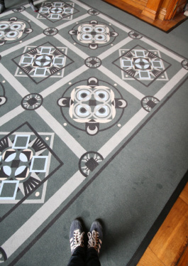 Jagdschloss Granitz: Foto mit Blick auf einen der modernen Ornamentteppiche. Man erkennt die Vielzahl der kombinierten geometrischen Grundfiguren, die zu eindrucksvollen Gestaltungselementen kombiniert sind.
