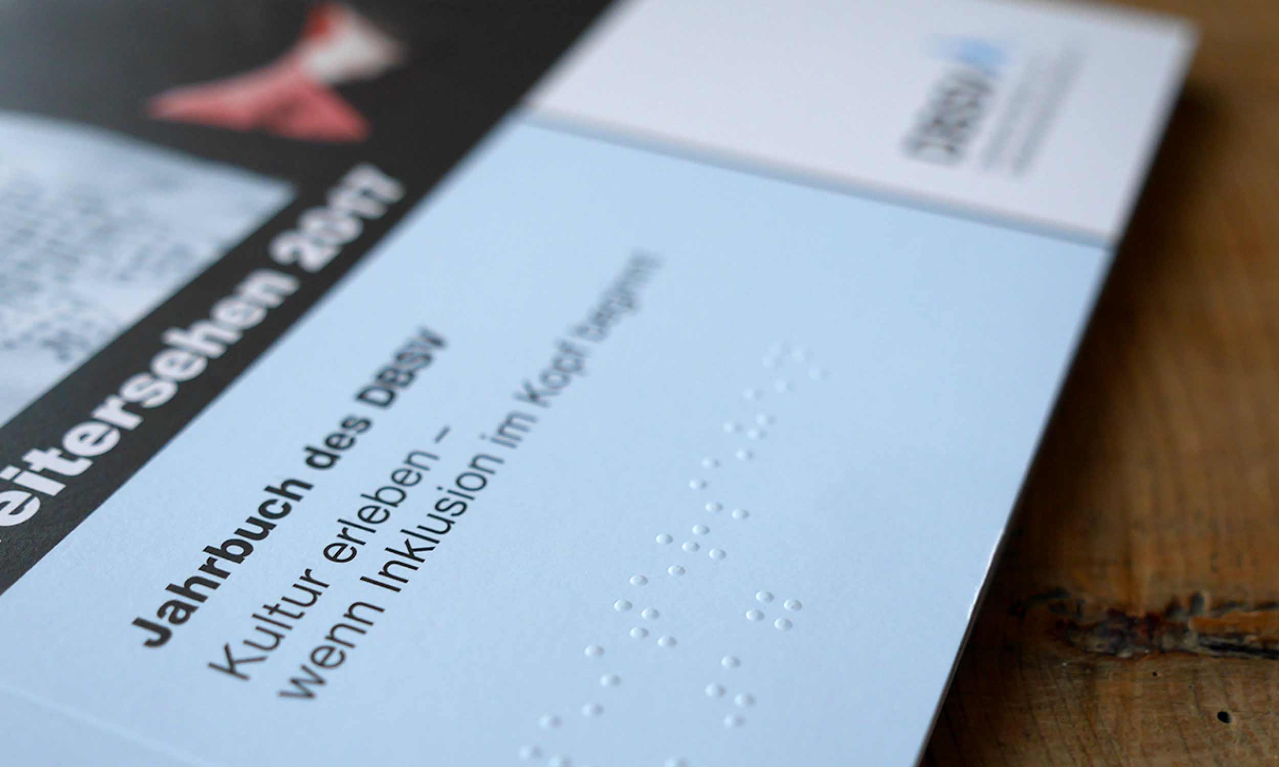 Detail view of a section of the cover of Weitersehen 2017, on which the title can also be seen in Braille.