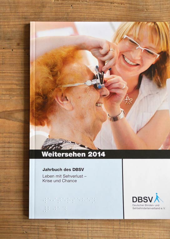 Photo with view of the cover of a DBSV yearbook