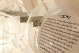 Foto einer Ausstellungsinformation, umhüllt von einer transparenten Kugel