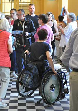 Many people with and without disabilities during the opening of the Bürgerbahnhof Grevesmühlen
