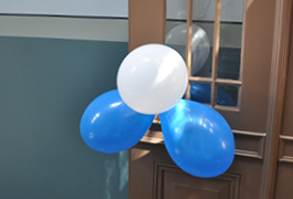 Photo with blue and white balloons for the inauguration ceremony