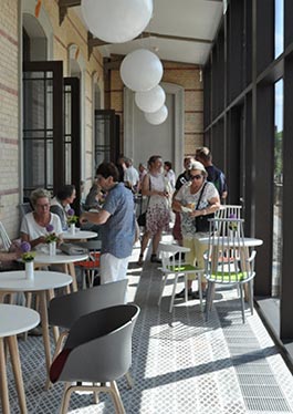 Foto des verglasten Wintergartens mit Café und Wartesaal im Bürgerbahnhof