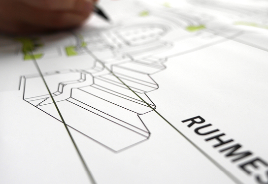 Skizzenblatt aus dem Entwurfsprozess des Wegeleitsystems für das Projekt