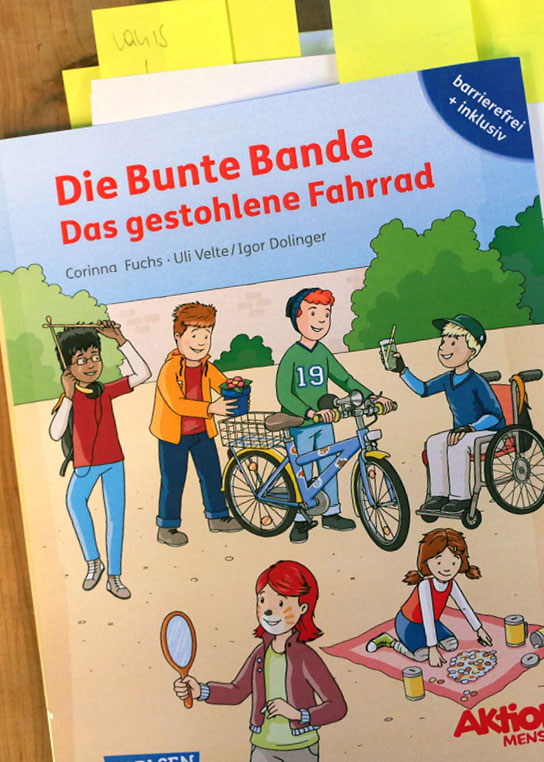 Cover eines Probedrucks des Buchs „Die Bunte Bande, Das gestohlene Fahrrad“ mit vielen gelben Korrekturzetteln darin
