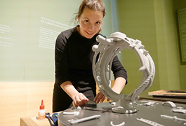 Foto mit unserer Mitarbeiterin Mia beim Aufbau der Taststation im Stadtmuseum Leipzig