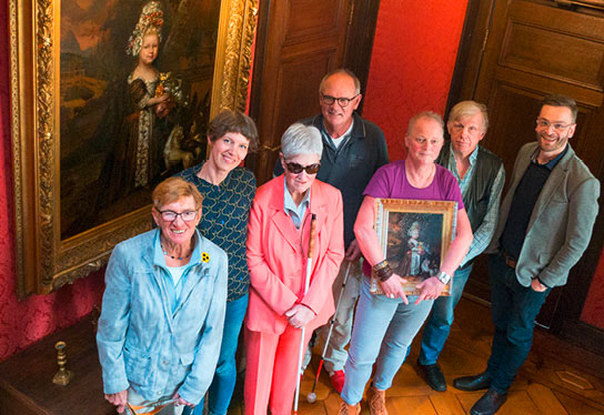 Group photo of our focus group in the Oldenburg City Museum with the tactile painting "The Little Princess" , standing in front of the original painting