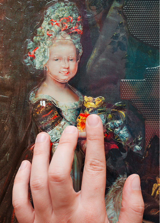 Foto einer Hand, die die Konturen des Tastgemäldes „Die kleine Prinzessin“ ertastet