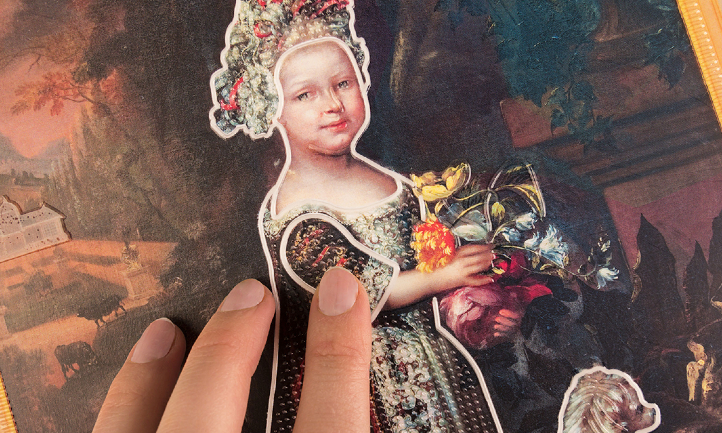 Foto mit Ausschnitt der „Kleinen Prinzessin“, auf dem eine Hand die Umrisse der Prinzessin ertastet