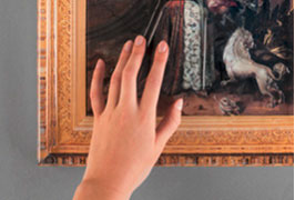Foto einer die untere linke Bildhälfte des Tastgemäldes „Die kleine Prinzessin“ berührenden Hand