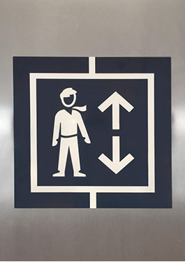 Photo of a signalisation for the use of the lifts in the house