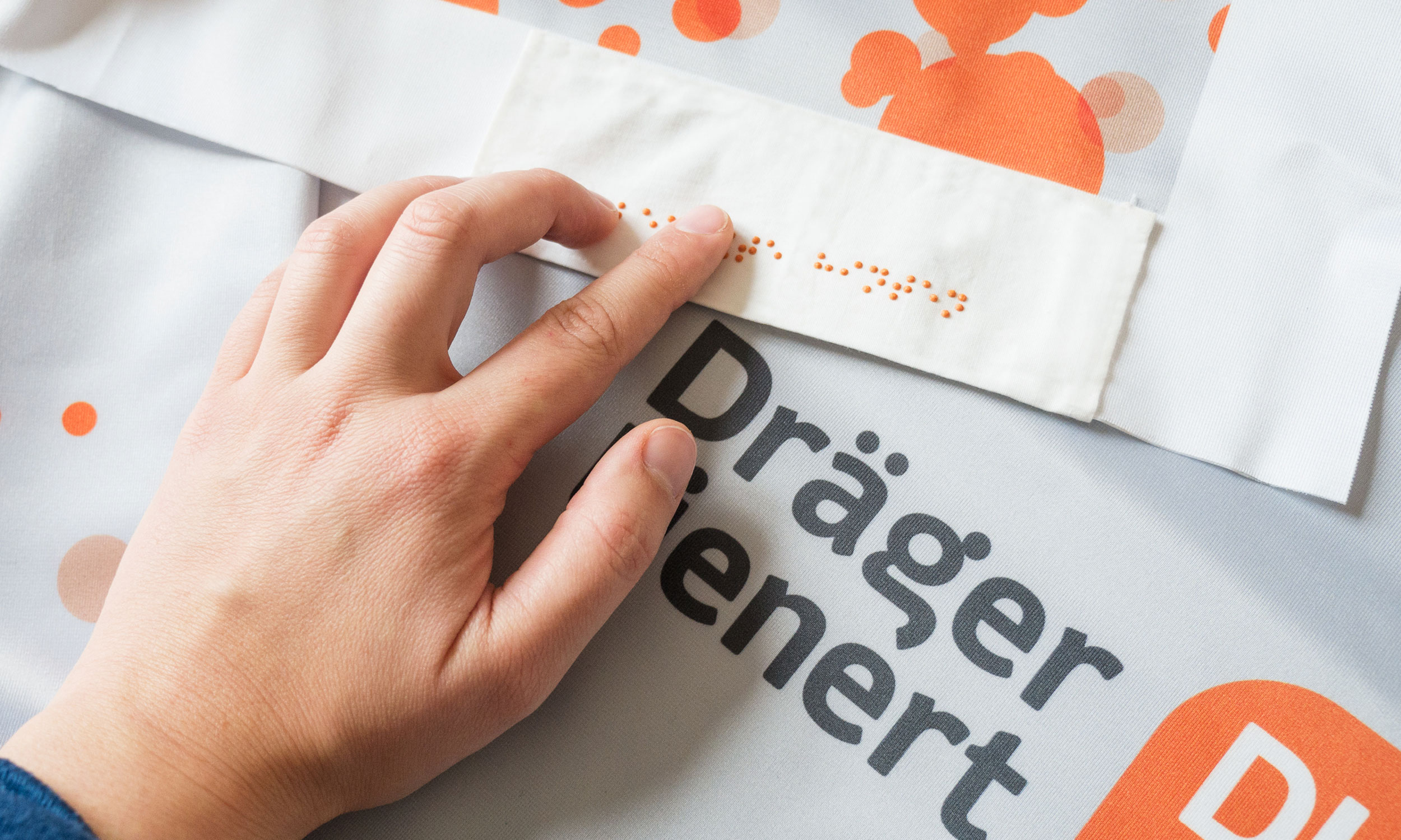hand feels the Braille on the tablecloths specially designed for Dräger and Lienert.