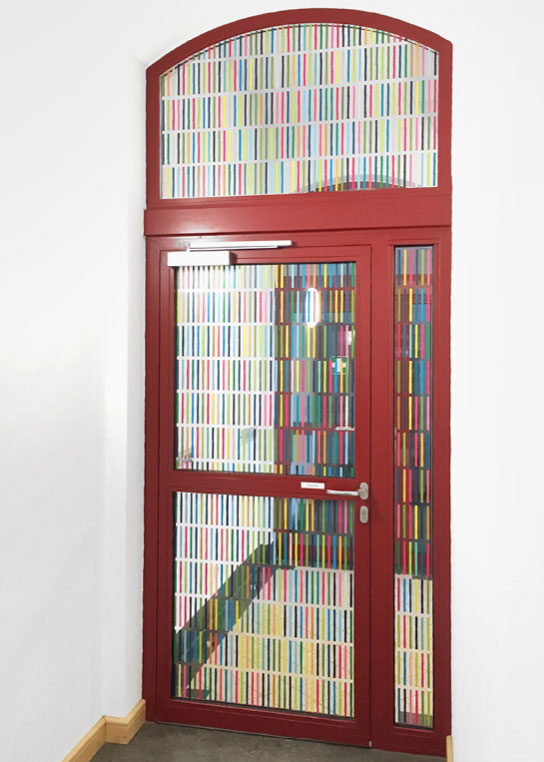 Foto einer Tür mit transparentem Stäbchen Muster