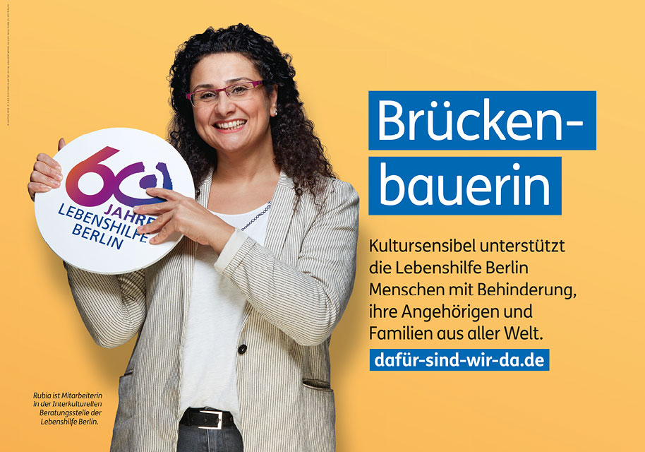 Large poster of the motif "Bridge builder" with an employee of the intercultural advice centre of Lebenshilfe Berlin