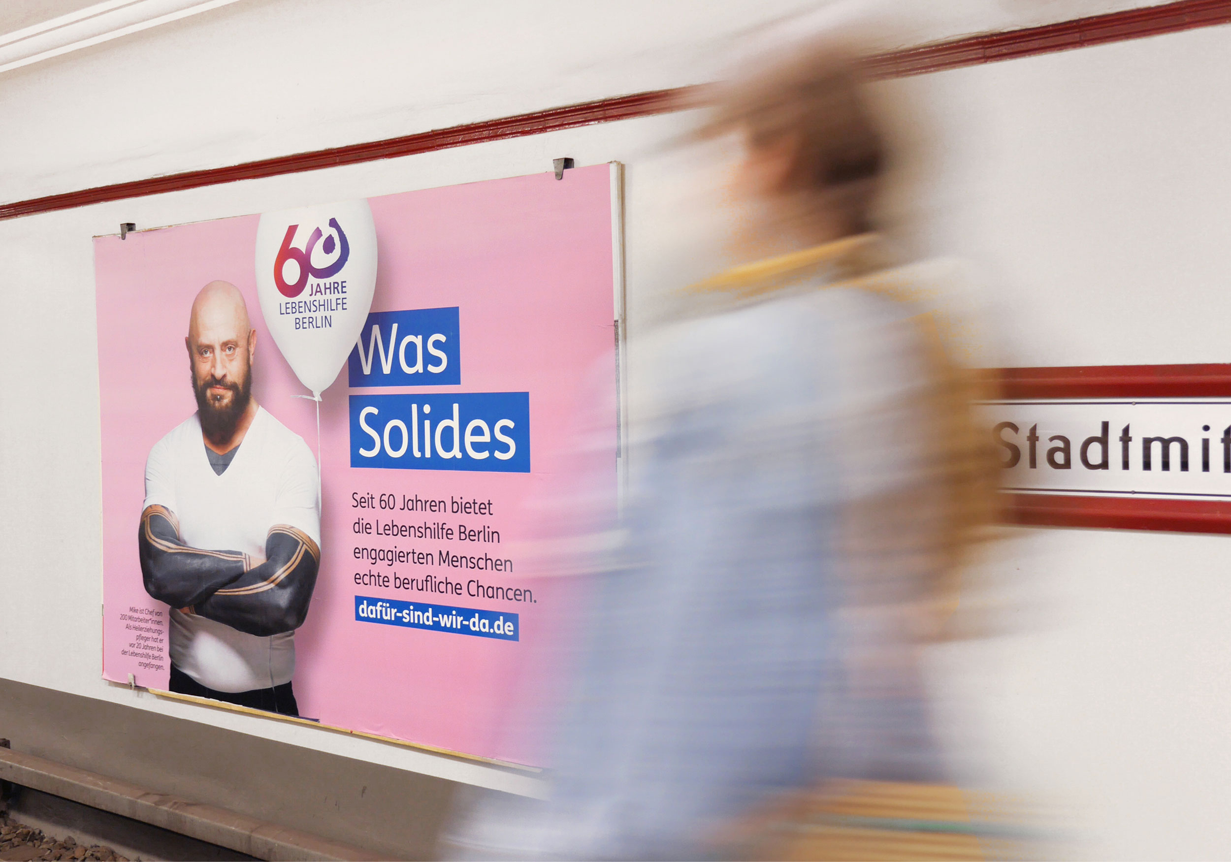 Photo of the poster motif "something solid" in the Stadtmitte underground station