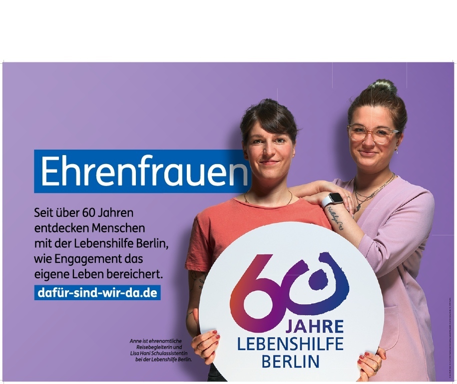 Abbildung des Großflächenmotivs „Ehrenfrauen“, das zwei bei der Lebenshilfe mitwirkende Frauen mit dem Jubiläumslogo zeigt