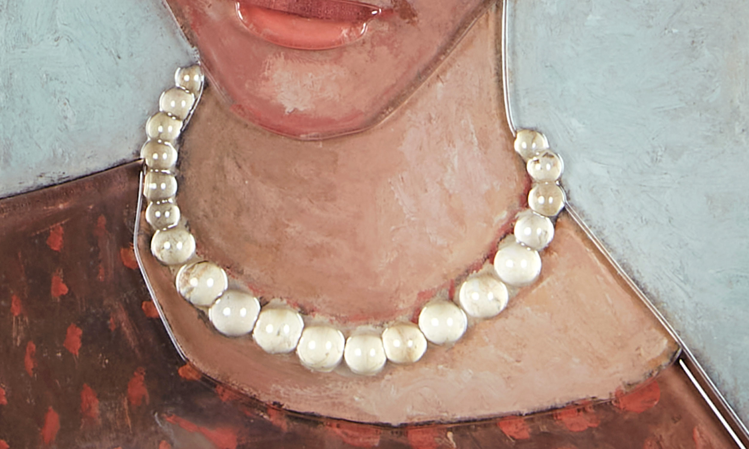 Detail of the pearl necklace of the tactile painting Self-portrait of Paula