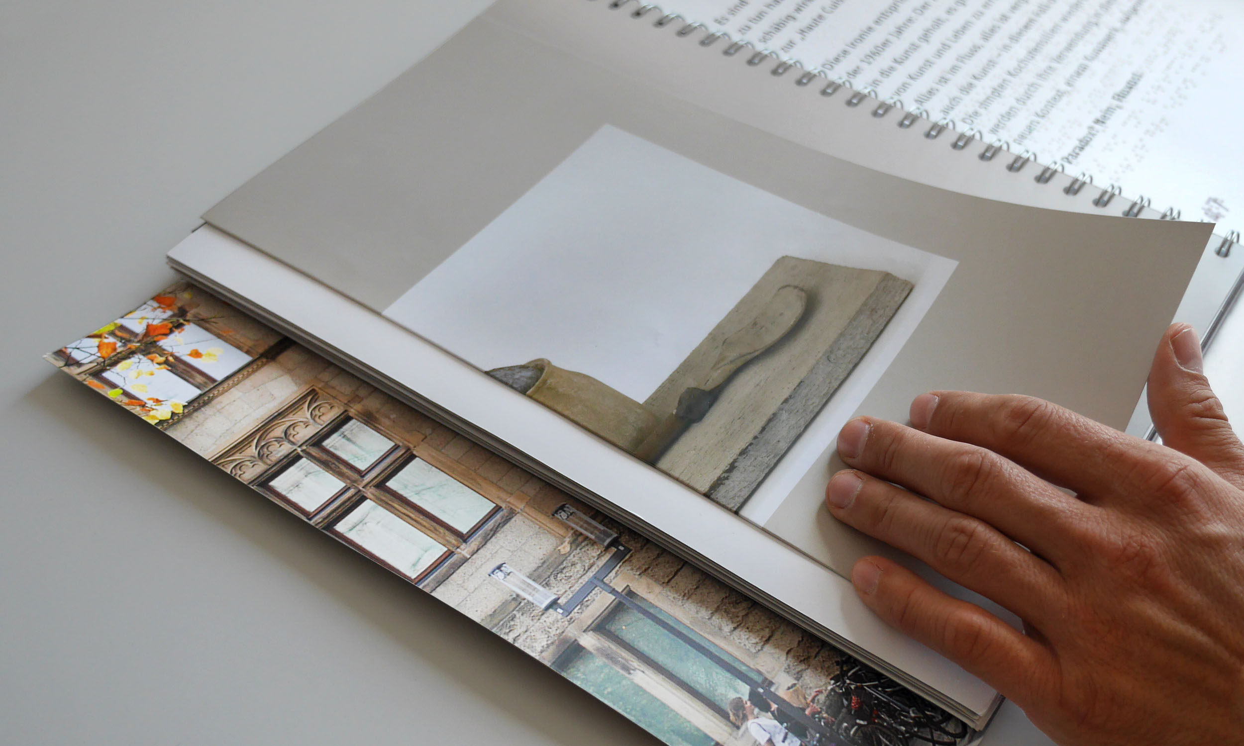 Darstellung einer ausklappbaren Seite mit der Abbildung \"Küchenchef\" von Joseph Beuys