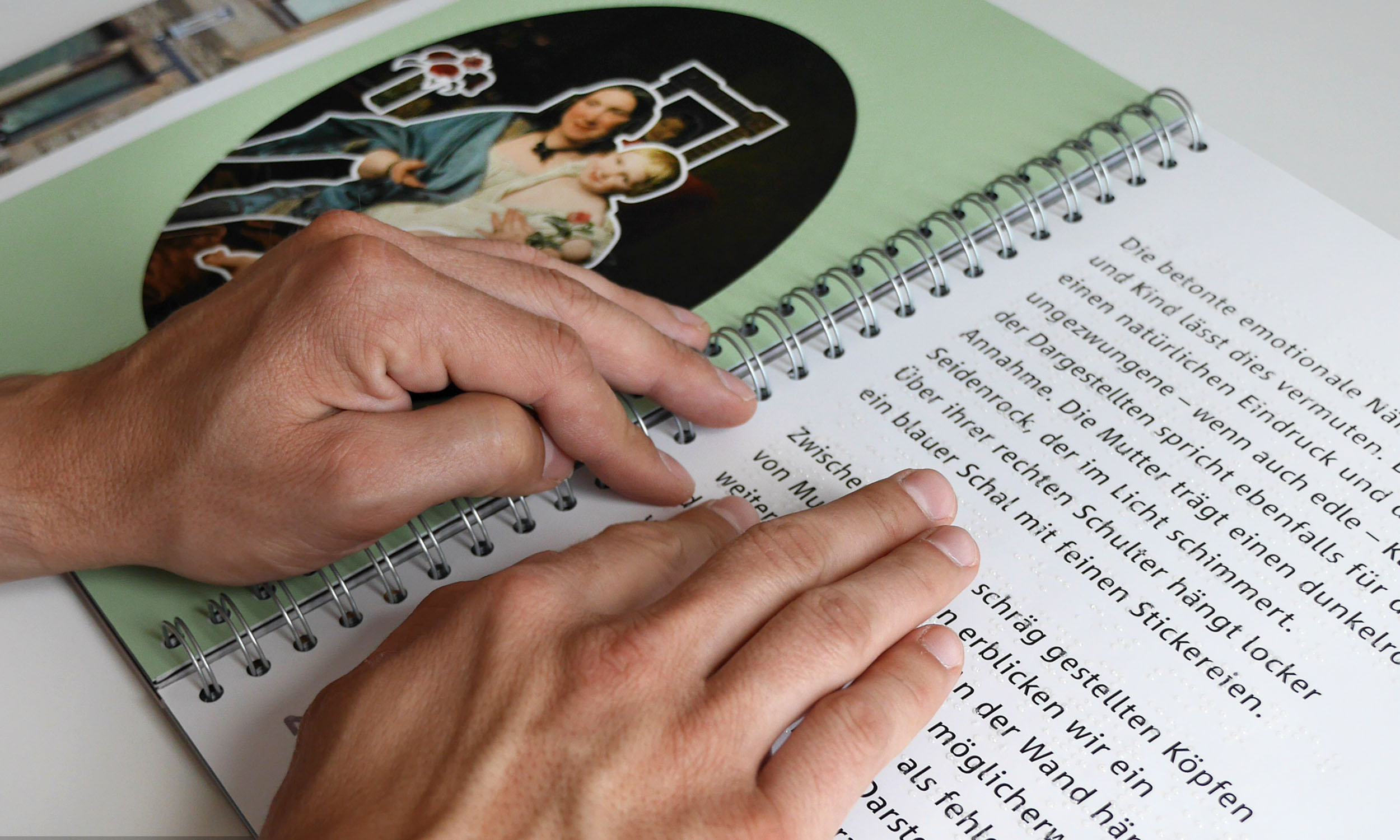 Darstellung einer Person welche die Braille-Schrift liest