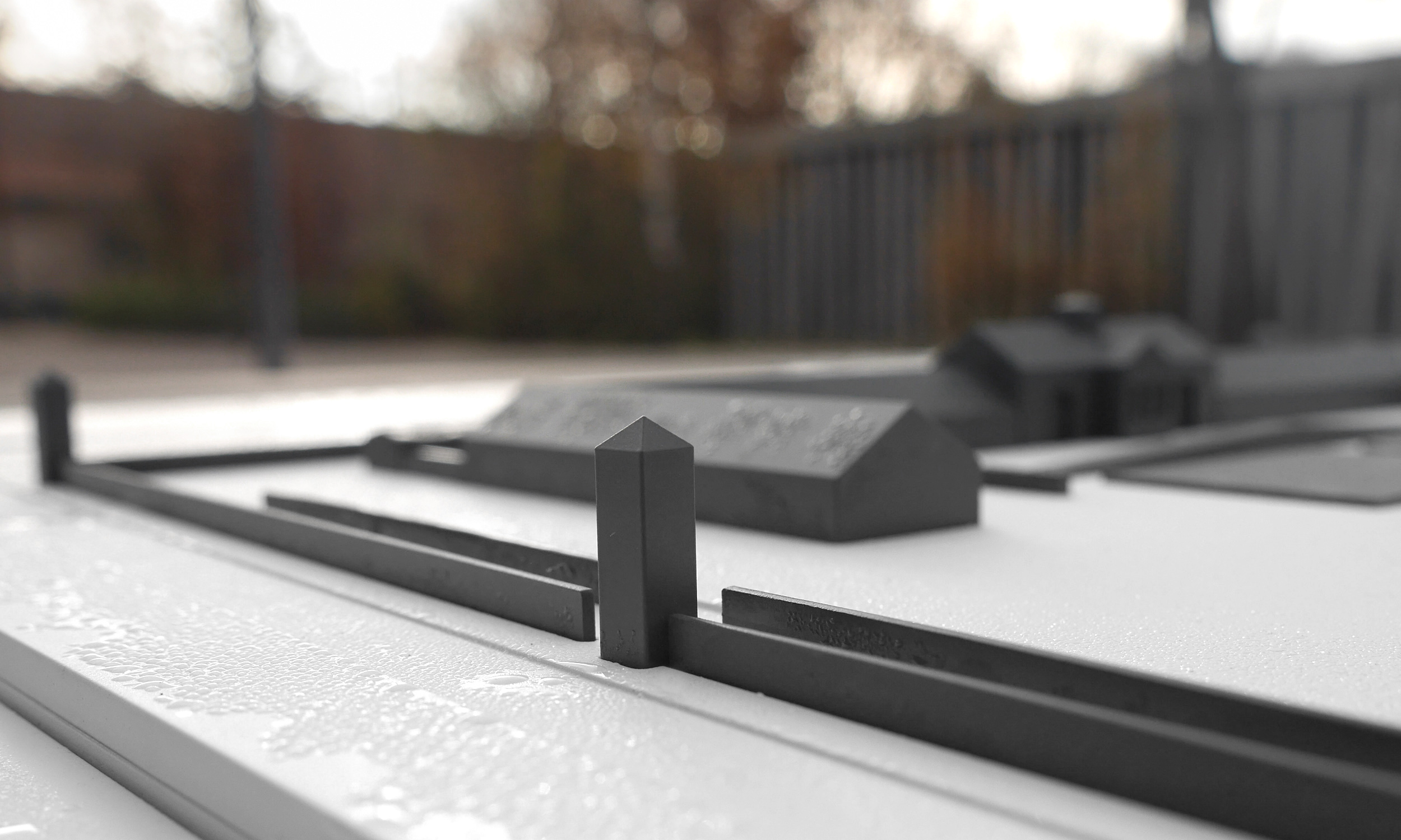 Detailfoto eines Tastmodells mit sich im Vordergrund befindlichen Wachtürmen des KZ