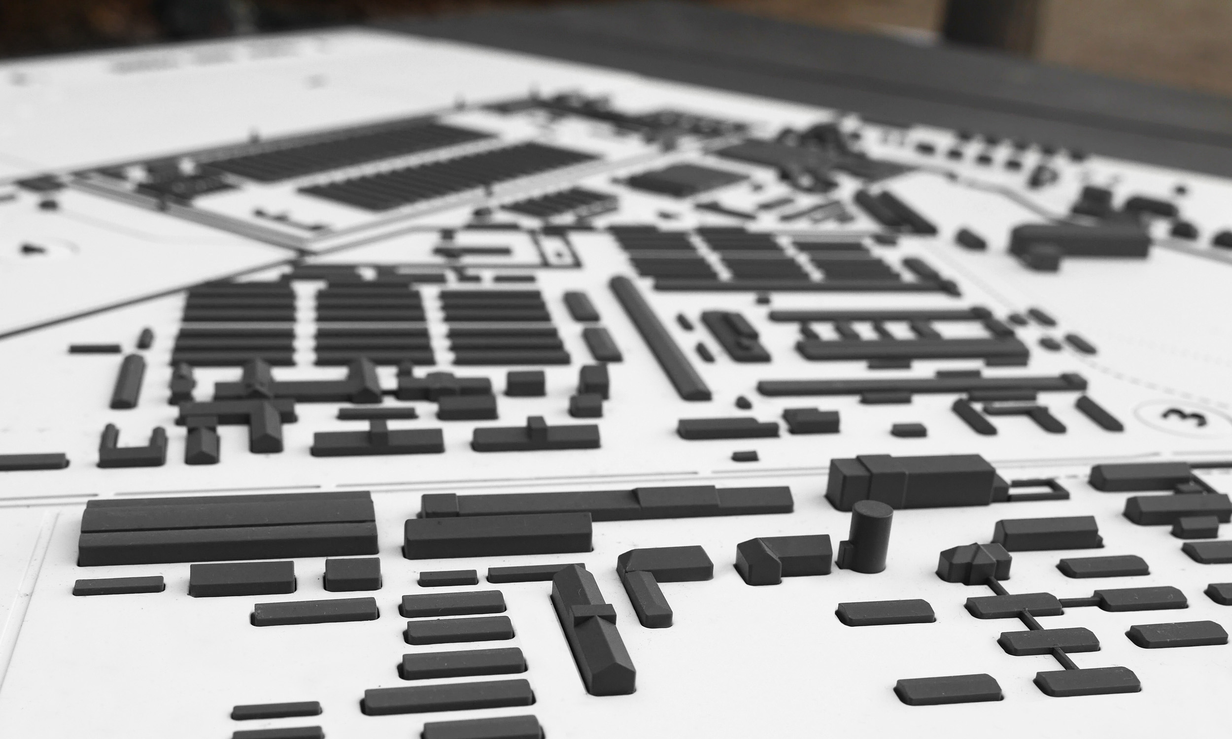 Detailfoto eines Tastmodells mit Darstellung diverser Gebäudekomplexe des ehemaligen KZ