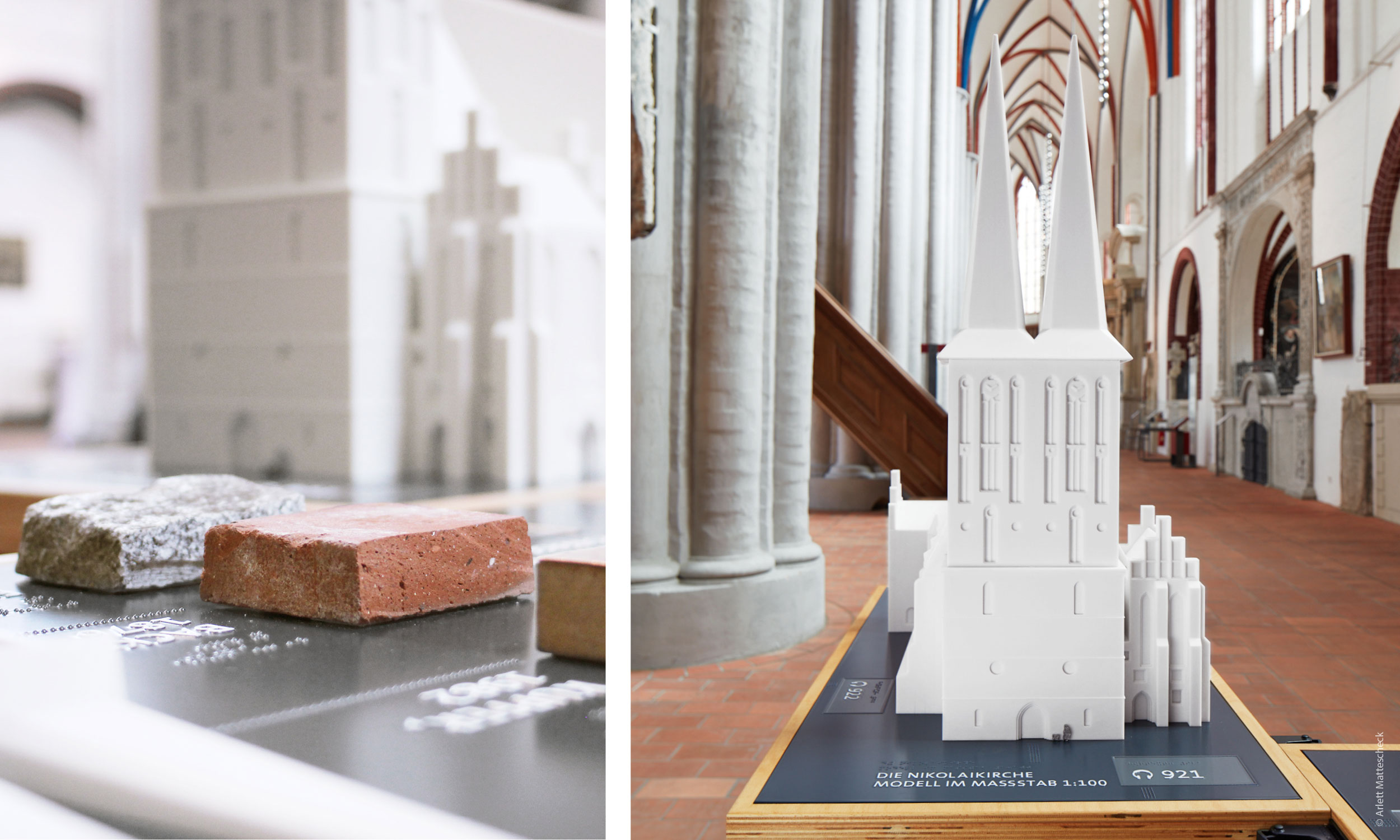 Links: Das Foto zeigt die Materialproben der Westfassade, im Hintergrund zeigt es das Gesamtmodell der Nikolaikirche. Rechts: Auf diesem Foto ist das Gesamtmodell der Nikolaikirche abgebildet, im Hintergrund ist außerdem der Kirchenraum sichtbar.
