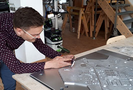 Gregor Strutz von inkl Design beim Fotografieren einer Modellplatte aus Metall