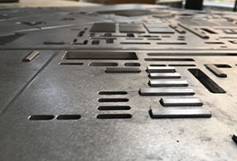 Detailfoto einer ausgebauten Modellplatte aus Metall mit teilweise verschraubten Gebäudemodellen