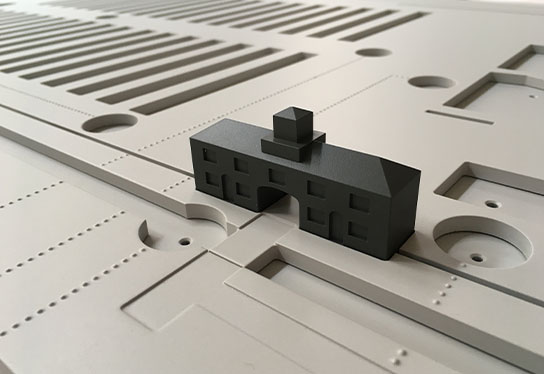 Eine Detailaufnahme eins eingebauten Miniaturgebäudes