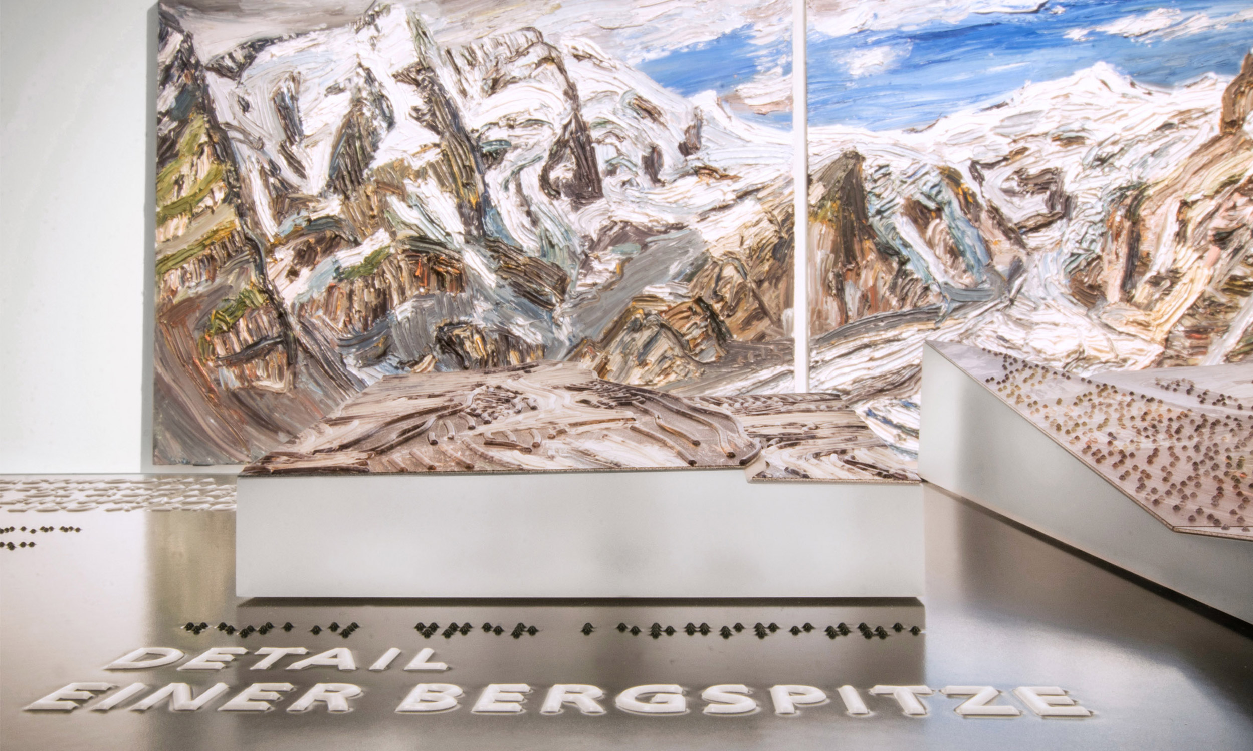 Here you can see a detail of the tactile touch object and on the walls behind it you can see the painting "Bergwelten".