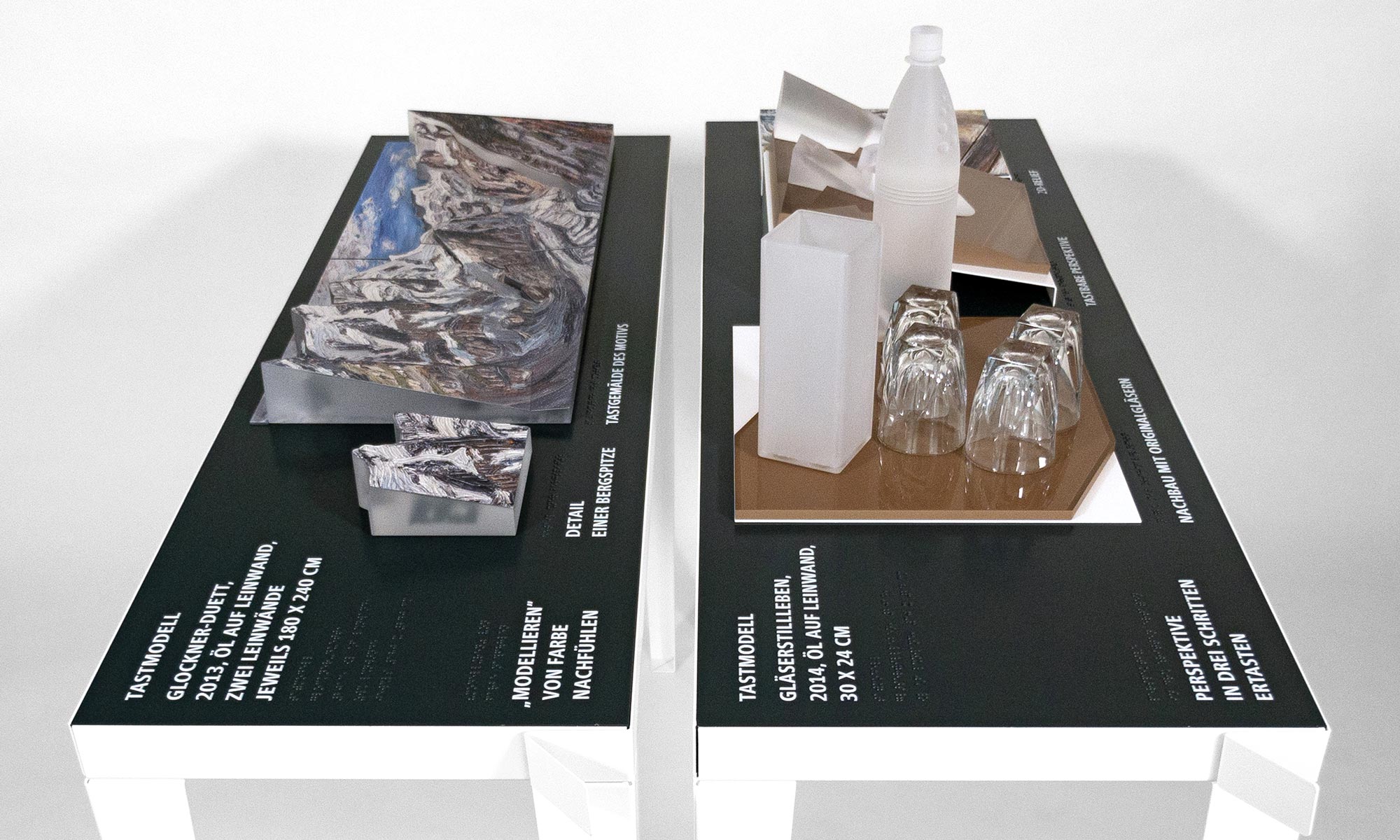 Es wird die Zusammenstellung der Tastmodellen „Gläserstilleben“ und „Bergwelten“ in unterschiedlichen Variationen von oben gezeigt.