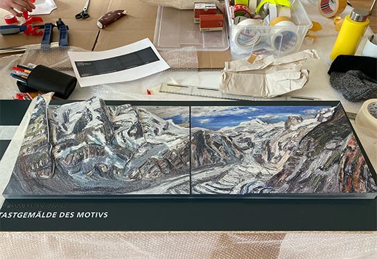Foto zeigt das Tastmodell „Bergwelten“ im Studio inkl.Design während des Zusammebaus.