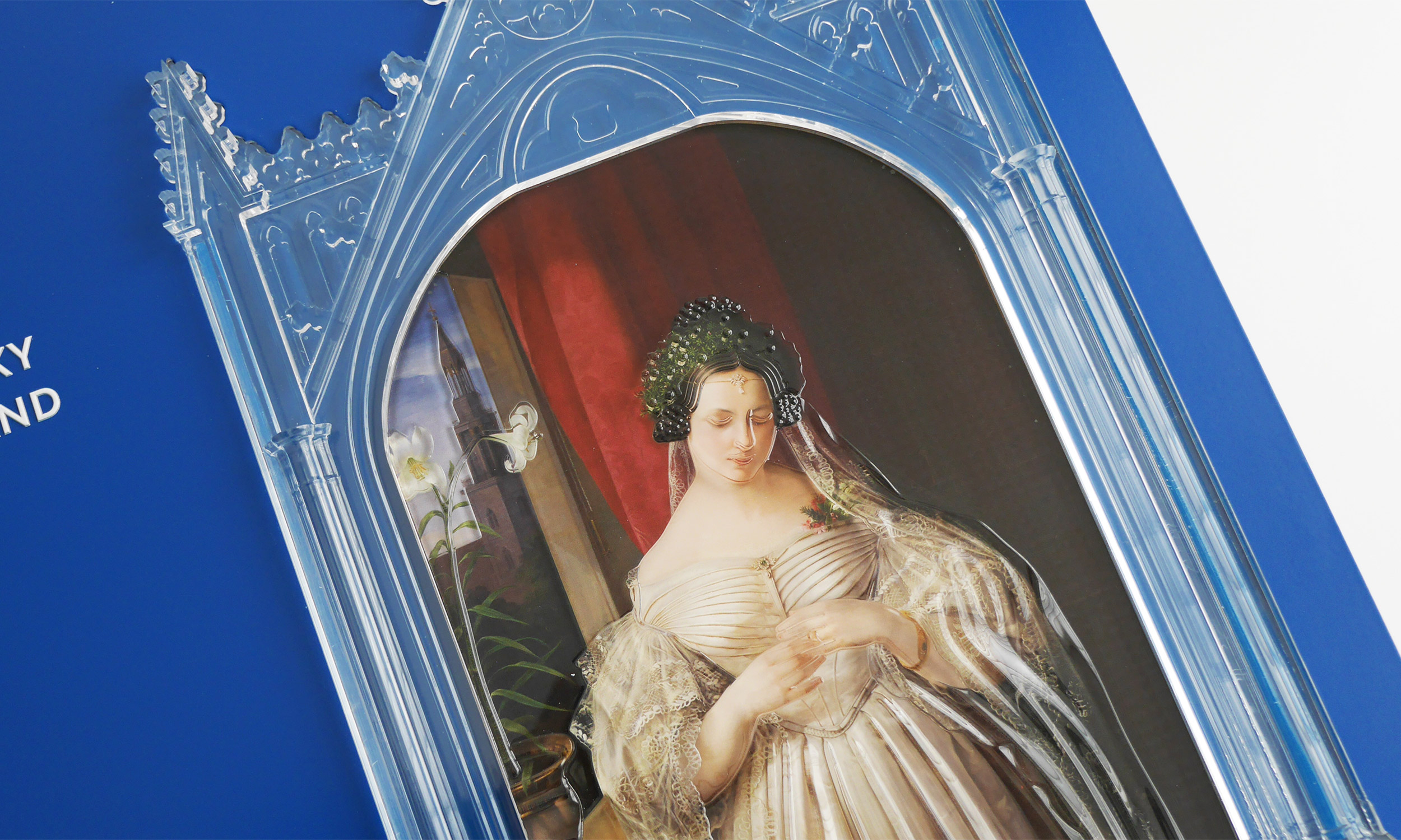 Detailfoto des Tastmodells „Albertine Heine als Braut“. Ausschnitt der oberen rechten Hälfte mit „Albertine“ im Brautkleid und dem aus Acryl nachgeahmten Prunkrahmen.