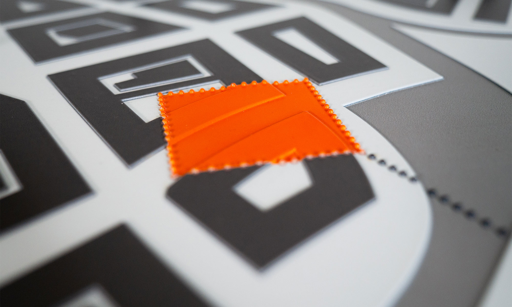 Close-up of the tactile floor plan, which forms the basis of the tactile model. Highlighted here in orange is the section within the floor plan, which is shown in the corner of the tactile model as a three-dimensional detail. A tactile dotted line connects the section and the three-dimensional detail.
