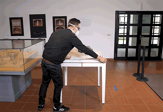 Gregor Strutz von Inkl Design testet ein drehbares Tastmodell im Museum.