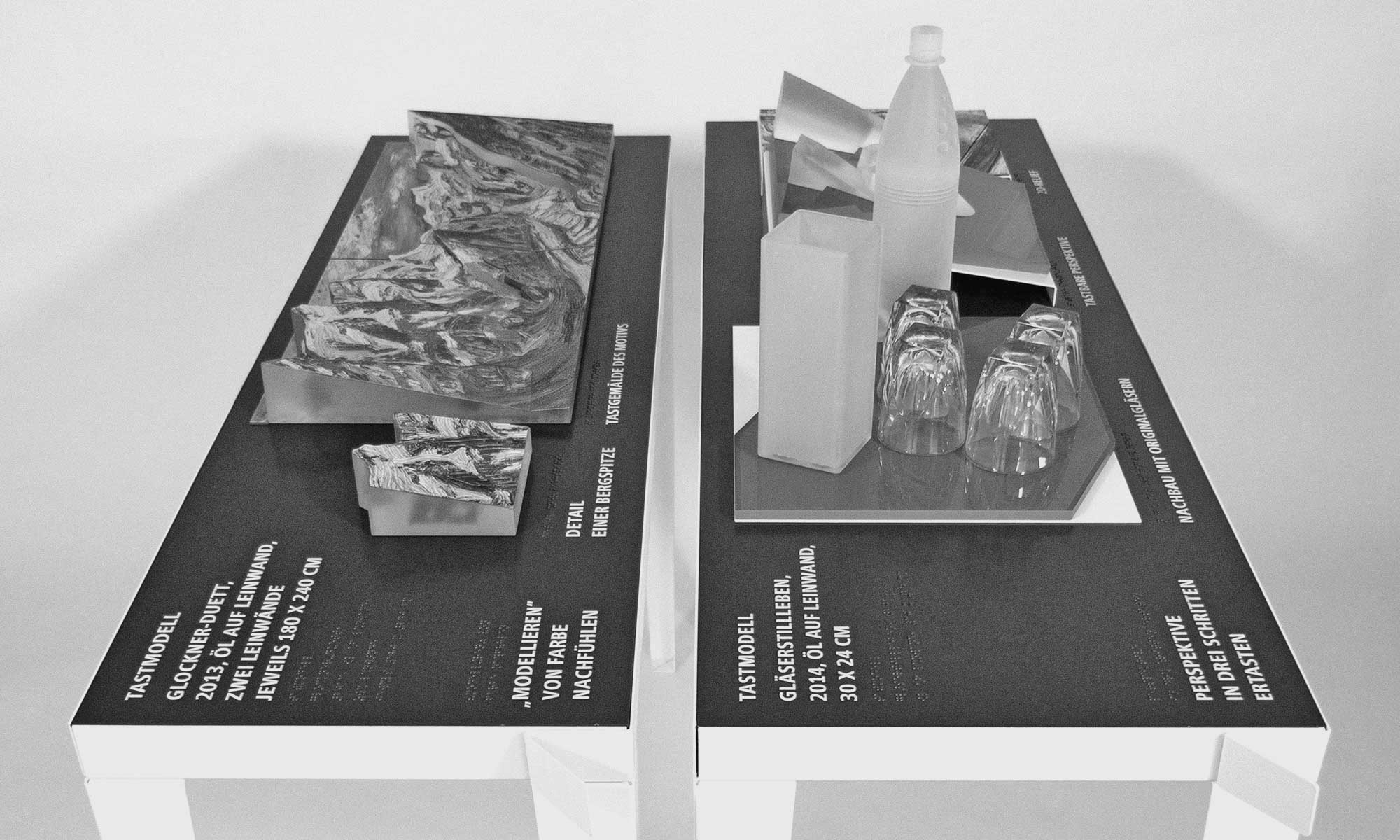 Foto zum nächsten Projekt: Kunstsammlungen Chemnitz Es wird die Zusammenstellung der Tastmodellen „Gläserstilleben“ und „Bergwelten“ in unterschiedlichen Variationen von oben gezeigt.