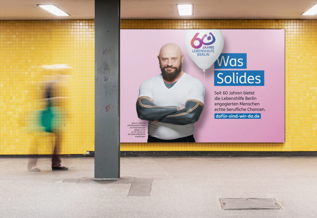 Das Projektbild zeigt das Großflächenmotiv „Was Solides“ in einer Berliner U-Bahnstation.