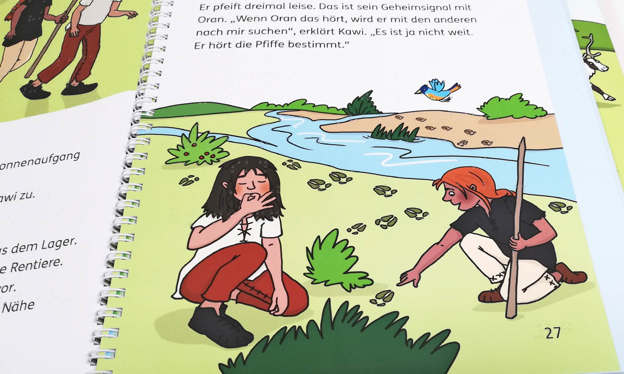 Nahaufnahme einer Illustration aus dem Buch. Kawi und Nuka haben Hufabdrücke im Boden entdeckt. Kawi pfeift nach einem Freund. Am oberen Bildrand ist Text in Schwarzschrift abgebildet.