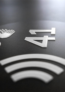 Detailaufnahme eines taktil bedruckten Schildes für den Audioguide. Auf schwarzem Hintergrund sind die Zahl 41 und das Audioguide-Symbol in weiß erhaben zu sehen.